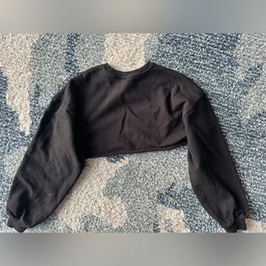 super cute H&M cropped black crewneck with front cutout
size: xs